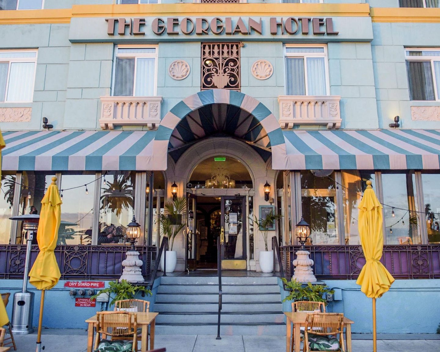 Eight-storey nineteen-thirties hotel front with a covered terrace facing the street